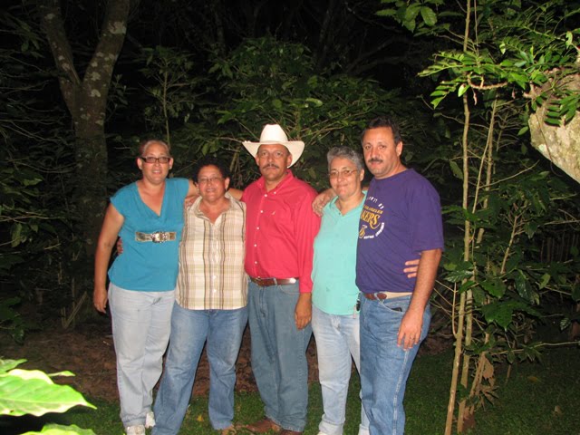 Jorge Mora Siles (de sombrero) rodeado de sus hermanos